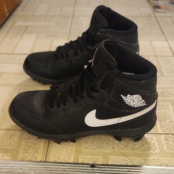 Nike Black and White Athletic Cleats - Picture 4 of 5